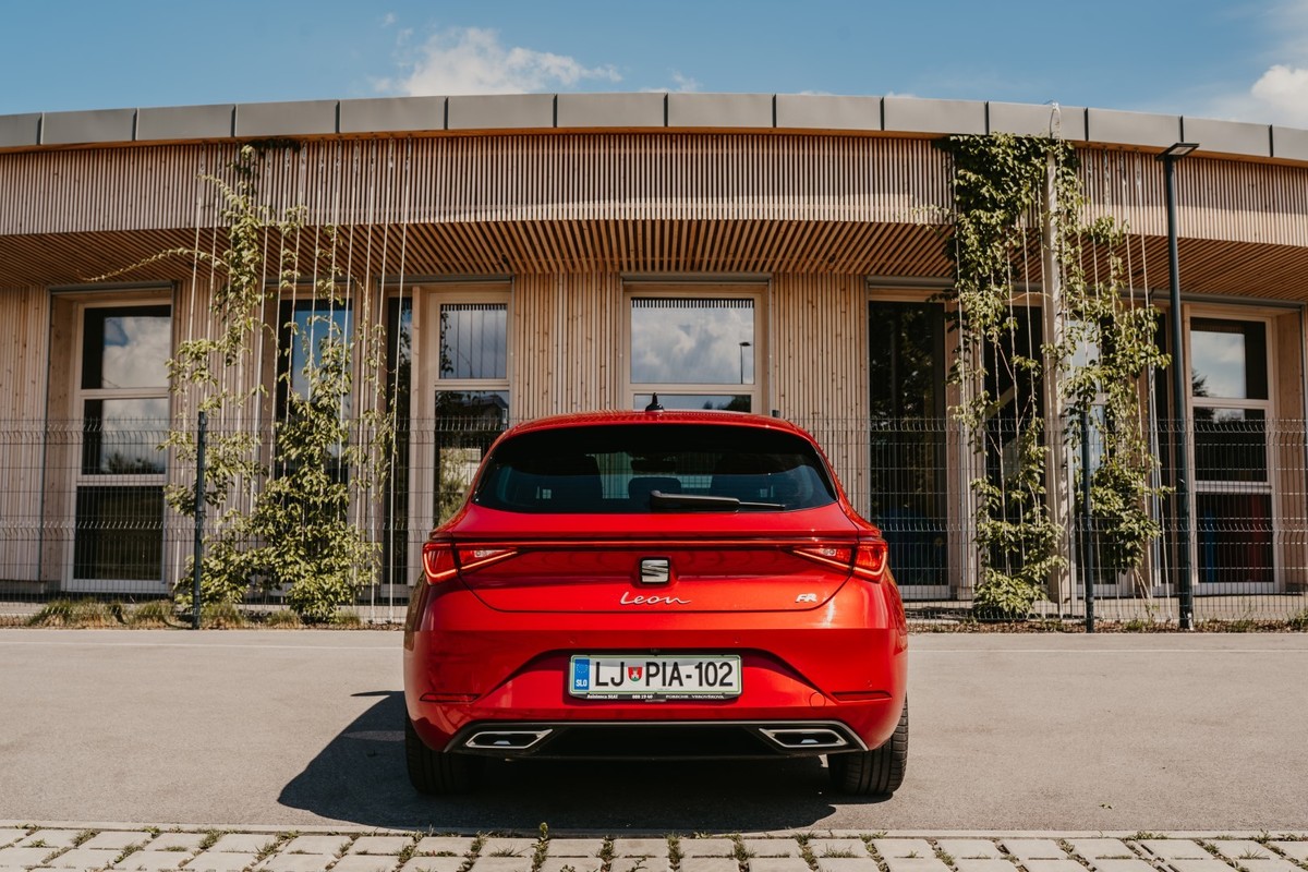 SEAT Leon FR - zadnje luči čez celotno širino