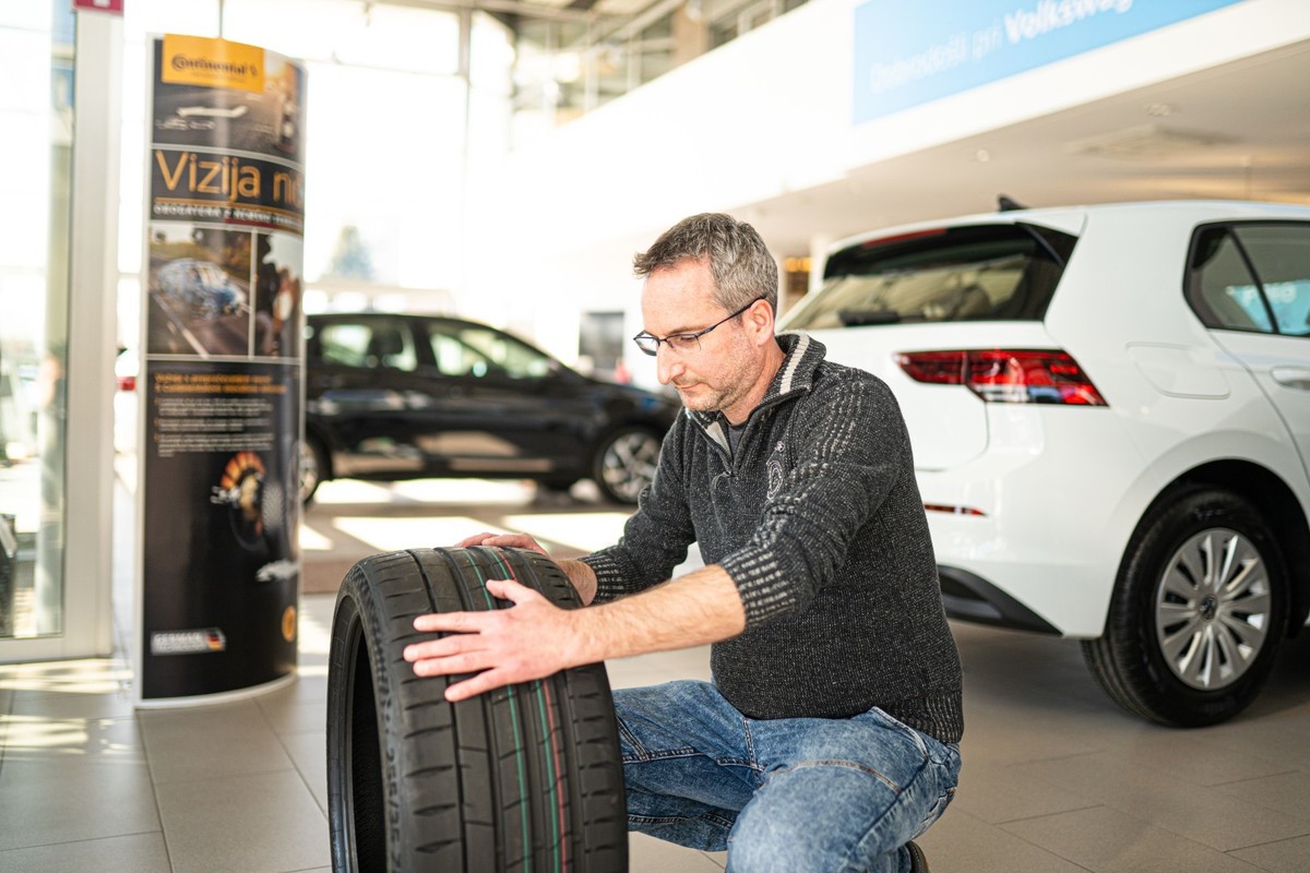 Saša Kampuš, strokovnjak za prodajo pnevmatik pri Porsche Inter Auto
