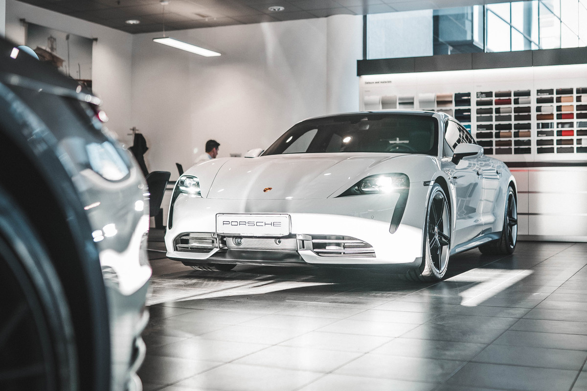 Novi Porsche Taycan pri Porsche Center Ljubljana.