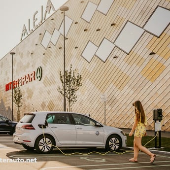 TEST: Volkswagen e-Golf - doseg in kako poteka polnjenje?