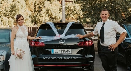 Ona-on poročni dan z novim Volkswagen Touaregom!