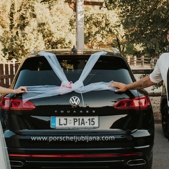 Ona-on poročni dan z novim Volkswagen Touaregom!