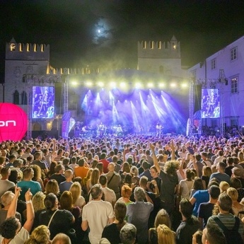 Queen Symphony letni koncert na obali in Porsche Koper - Audi